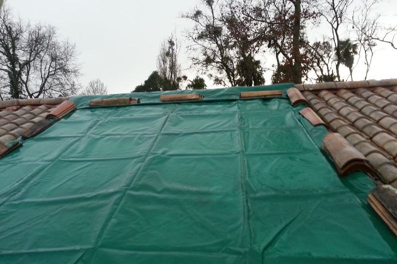 Réparation de toit : mise en place d'une bache