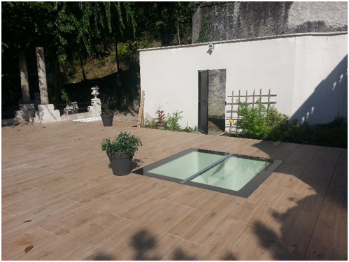 Toiture-terrasse avec dalle céramique imitation bois avec dalle en verre de sol