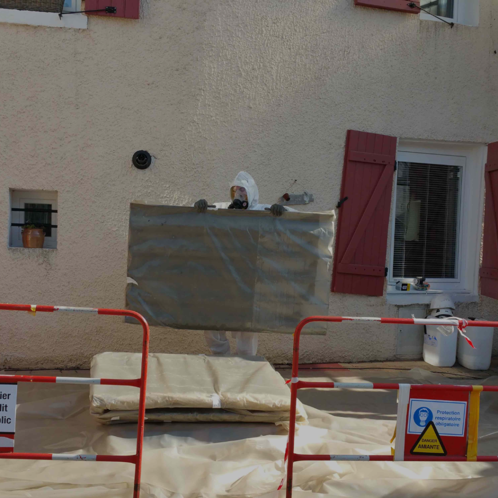 Visuel d'un technicien équipé par combinaison de désamiantage avec maque ventilé respiratoire
